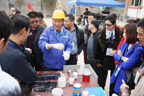 青龍防水工作人員現(xiàn)場示范101防水涂料 青龍防水