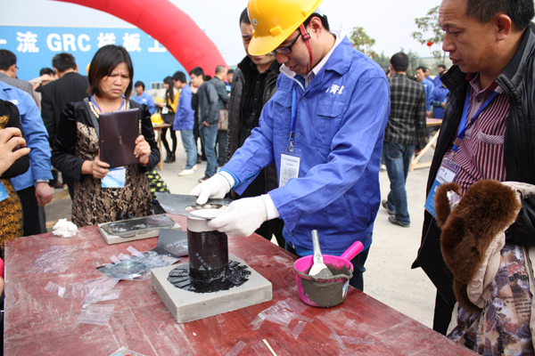 青龍防水工作人員現(xiàn)場示范處理管口貼卷材 青龍防水