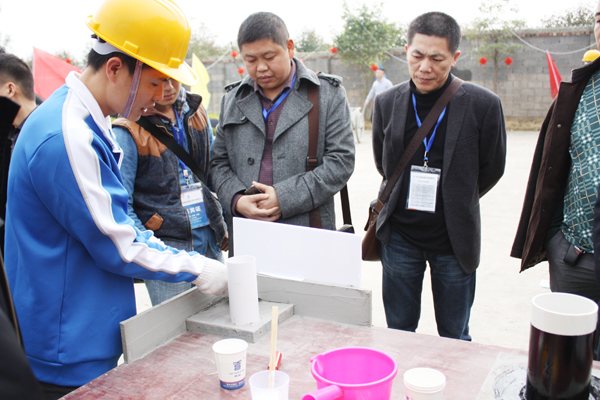 青龍防水工作人員現(xiàn)場示范用青龍涂料處理衛(wèi)生間轉(zhuǎn)角 青龍防水