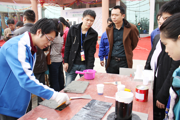 青龍防水工作人員現(xiàn)場制作PCM卷材 青龍防水