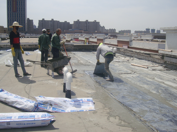 工人們夯實(shí)卷材 防水卷材