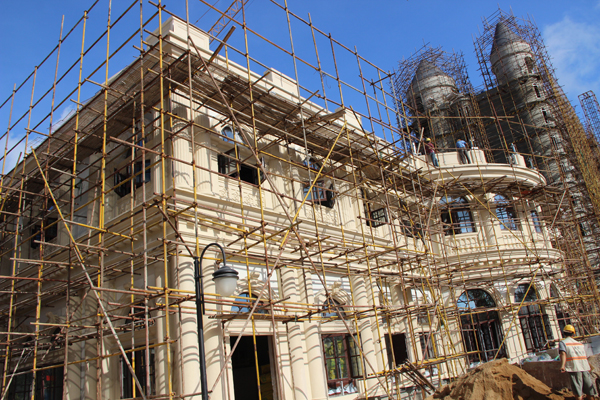 正在施工中的彩色GRC外墻 彩色GRC