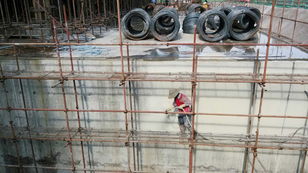 工人正在作立墻噴涂防水施工 JS復(fù)合防水涂料