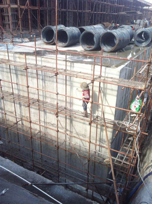 工人正在作立墻噴涂防水施工 JS復(fù)合防水涂料