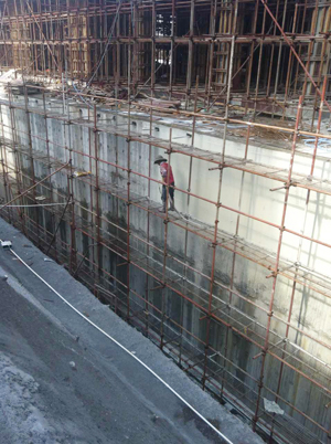 工人正在作立墻噴涂防水施工 JS復(fù)合防水涂料