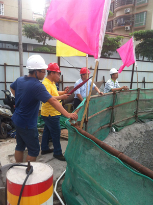 相關(guān)領(lǐng)導(dǎo)正在考查防水施工 JS復(fù)合防水涂料