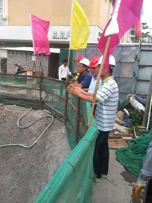 相關(guān)領(lǐng)導(dǎo)正在考查防水施工 JS復(fù)合防水涂料