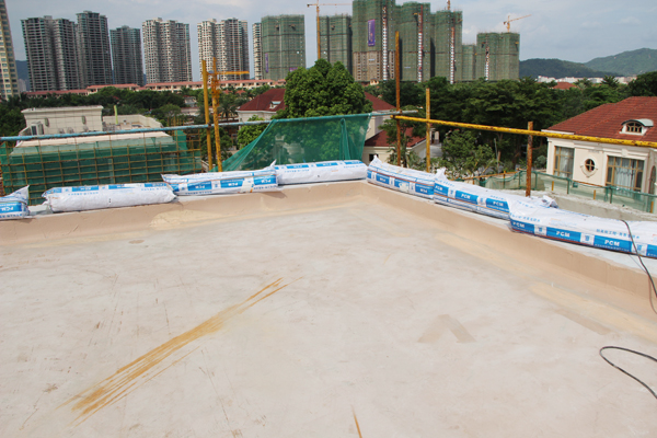 正待施工的青龍PCM反應(yīng)粘防水卷材 防水材料