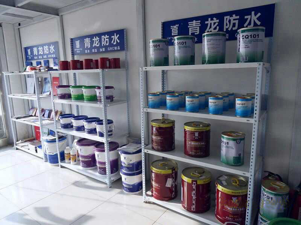 店內碼放整齊的防水涂料 北京防水