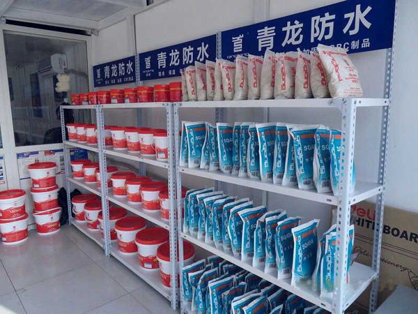 店內碼放整齊的防水涂料 北京防水
