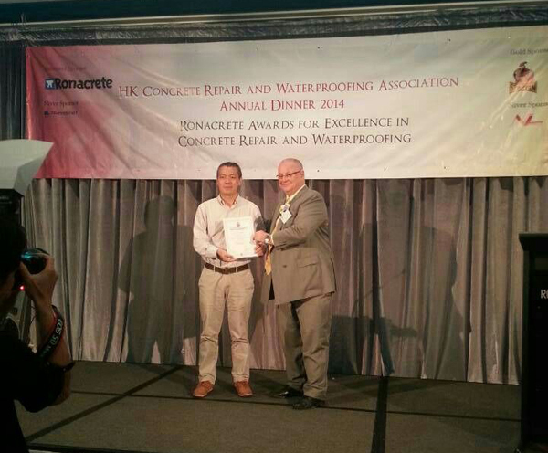 青龍董事長(zhǎng)宋總接過(guò)會(huì)員證書 防水材料