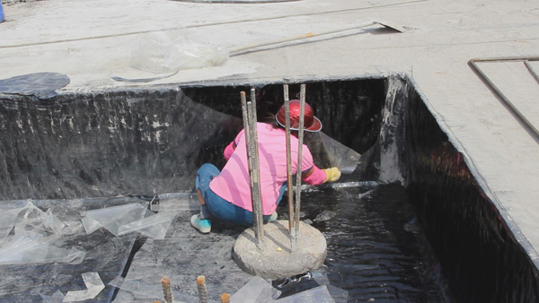 鋪設(shè)完畢后撕去卷材上的透明膜 新會(huì)防水